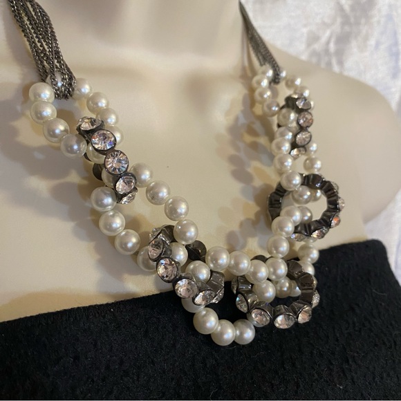 Pearl, rhinestone and gunmetal detailing necklace, GUC, great style! - Picture 1 of 4